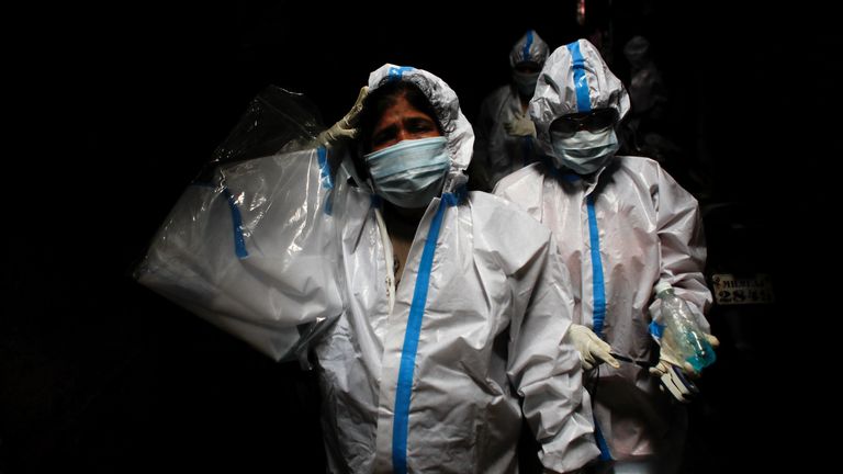 Agents de santé lors d'une campagne de contrôle dans un bidonville de Mumbai