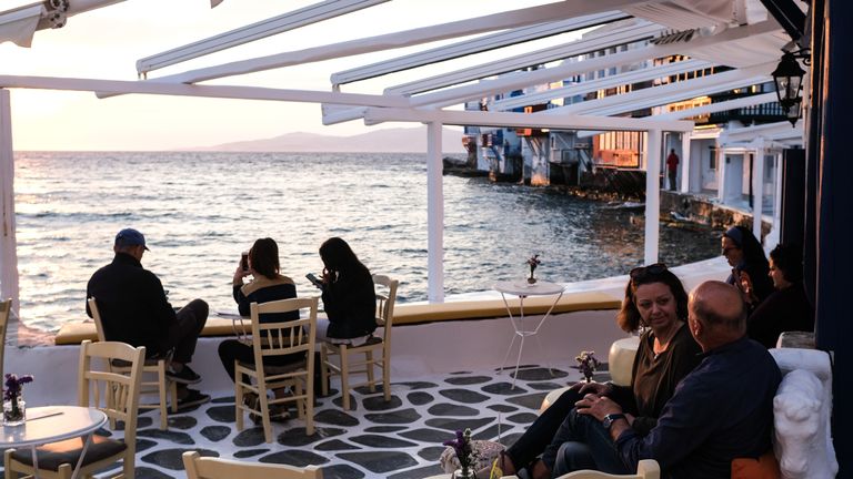 Mykonos est un haut lieu touristique, attirant environ deux millions de visiteurs chaque été