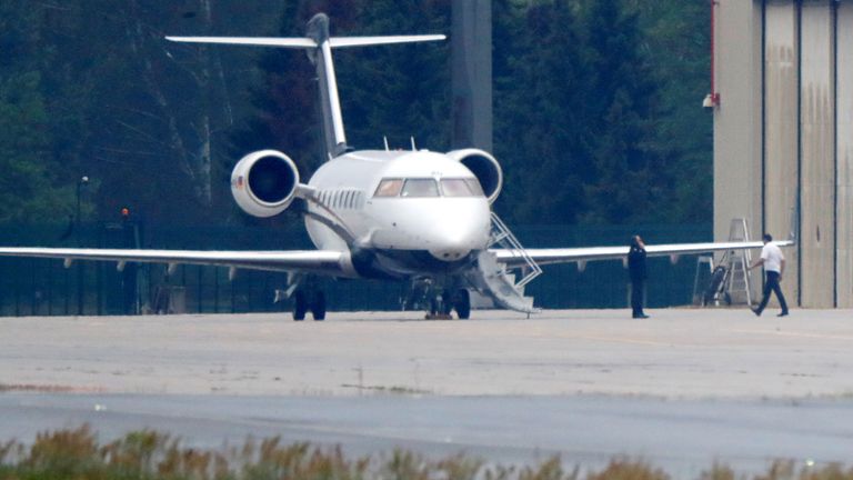 L'avion médical d'urgence transportant M. Navalny atterrit à l'aéroport Tegel de Berlin
