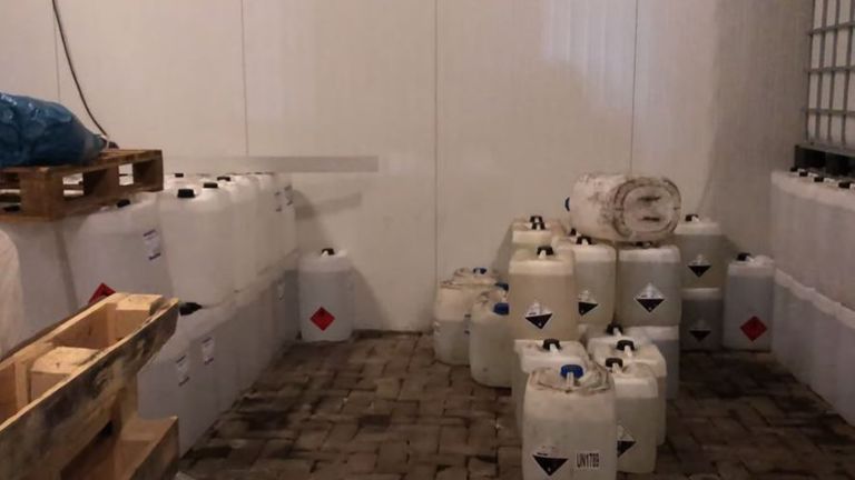 Des dizaines de milliers de litres de produits chimiques ont été découverts par des agents.  Photo: Politie Landelijke Eenheid