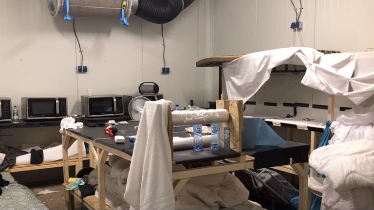 Des micro-ondes et des plans de travail ont été découverts sur le site lors du raid.  Photo: Politie Landelijke Eenheid