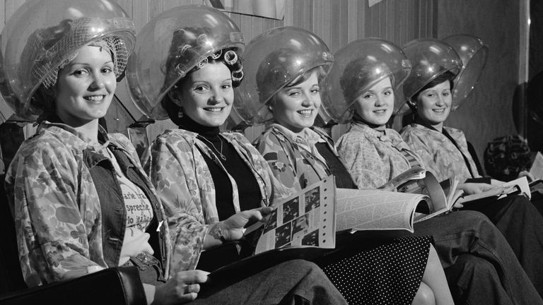 Groupe de filles irlandaises The Nolan Sisters chez un coiffeur, Royaume-Uni, 6 novembre 1975;  ils sont (pas dans l'ordre) Maureen, Anne, Bernie, Linda et Denise Nolan