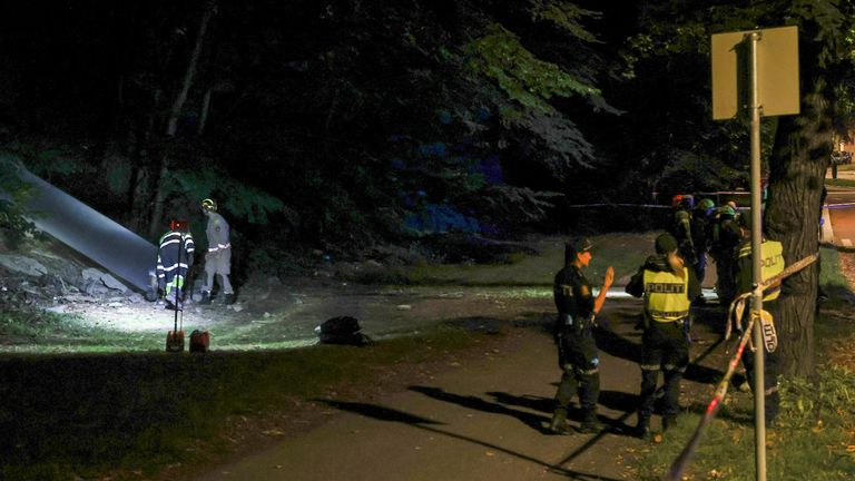Le personnel d'urgence est vu sur le site d'une rave illégale à Oslo, Norvège