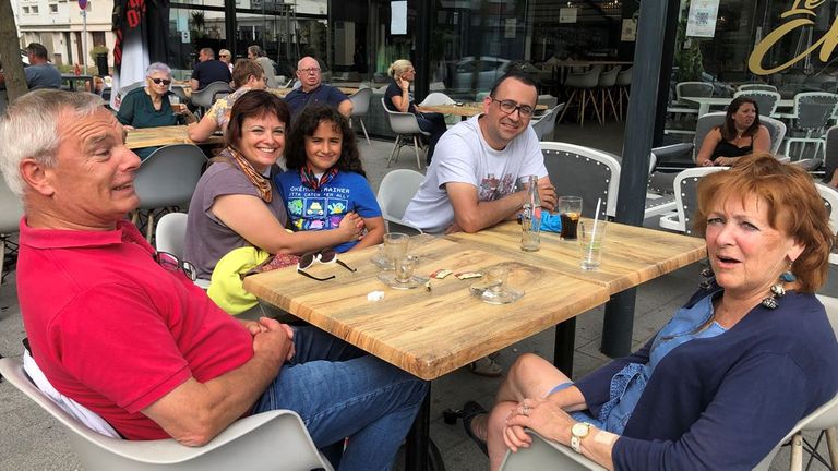 Omar Chocher et sa femme Stéphanie, photographiés avec ses parents, ont décidé de rester à Calais