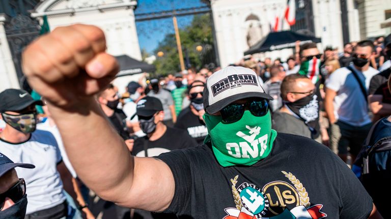 Un participant d'une manifestation contre le mouvement des droits LGBT devant l'Université de Varsovie le 16 août 2020