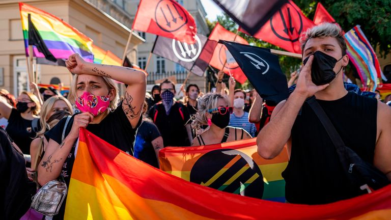 Des membres de la communauté LGBT organisent une manifestation lors d'une contre-manifestation contre une manifestation d'organisations nationalistes et d'extrême droite polonaises