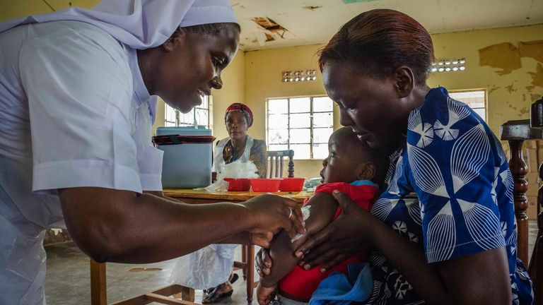 Un enfant réagit en recevant une injection lors de la campagne nationale de vaccination contre la rougeole, la rubéole et la polio ciblant tous les enfants de moins de 15 ans dans la ville de Nkozi, à environ 84 km de la capitale Kampala, le 19 octobre 2019. - Ministère de la santé ougandais avec L'OMS et l'UNICEF visent à vacciner plus de 18 millions d'enfants en Ouganda, soit environ 43 pour cent de la population au cours de leur campagne de vaccination de 5 jours.  (Photo par Badru KATUMBA / AFP) (Photo par BADRU KATUMBA / AFP via Getty Ima