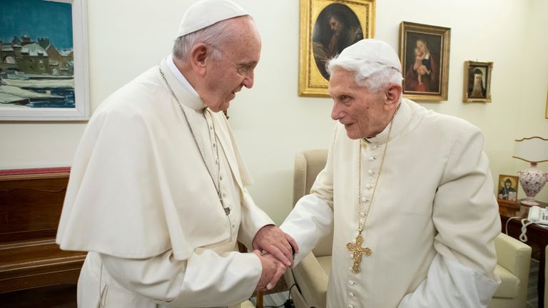 Benoît, à droite, a été remplacé par le pape François, à gauche