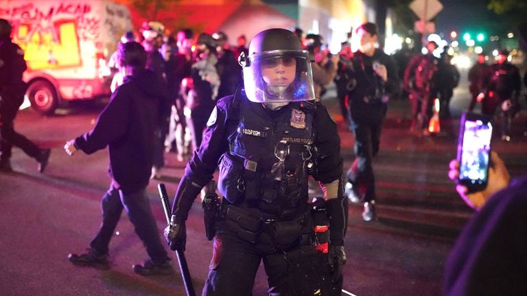 Certains ont estimé que la police aurait dû déclarer l'incident comme une émeute