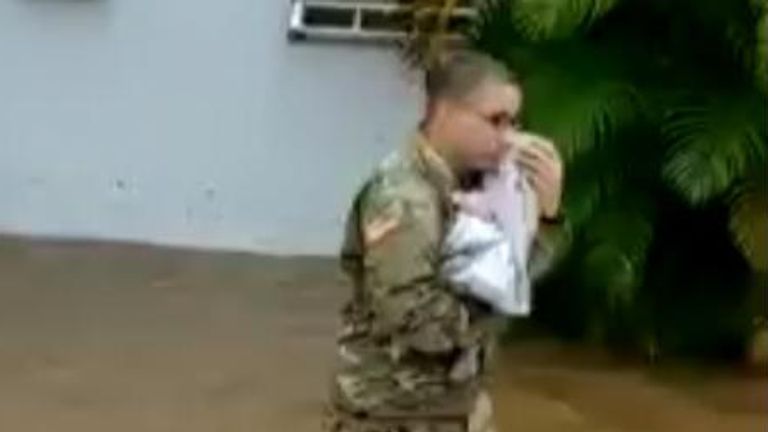La garde nationale de Porto Rico sauve un bébé des inondations 