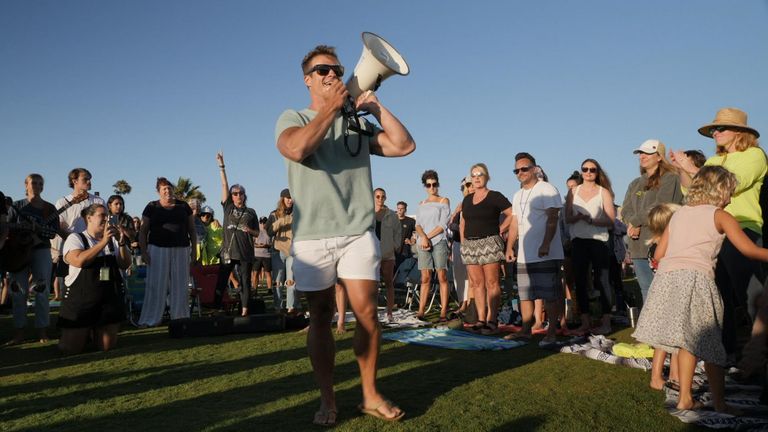 Un groupe américain appelé Saturate OC organise des réveils religieux et des baptêmes sur les plages le long de la côte du comté d'Orange, dans le sud de la Californie.