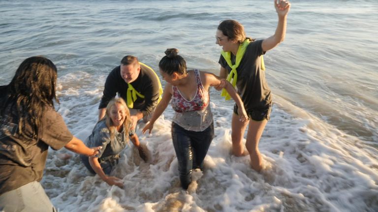 Un groupe américain appelé Saturate OC organise des réveils religieux et des baptêmes sur les plages le long de la côte du comté d'Orange, dans le sud de la Californie.
