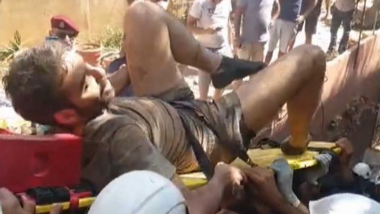 Un homme sauvé des décombres à Beyrouth