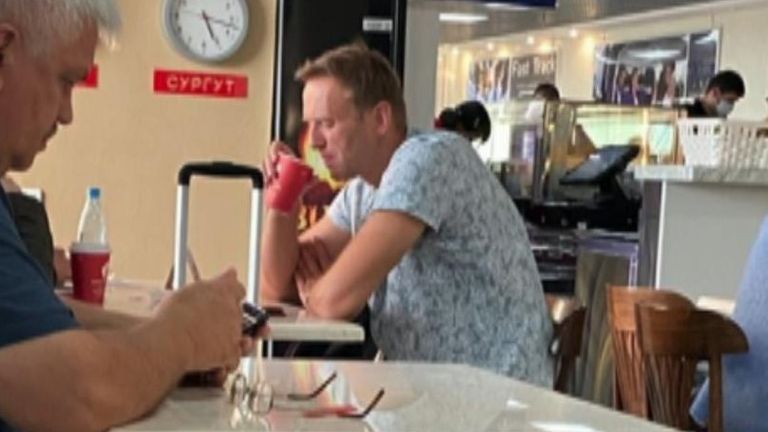 Alexei Navalny est vu dans un aéroport sibérien avant de monter à bord de l'avion où il est tombé malade.  Pic: @djpavlin