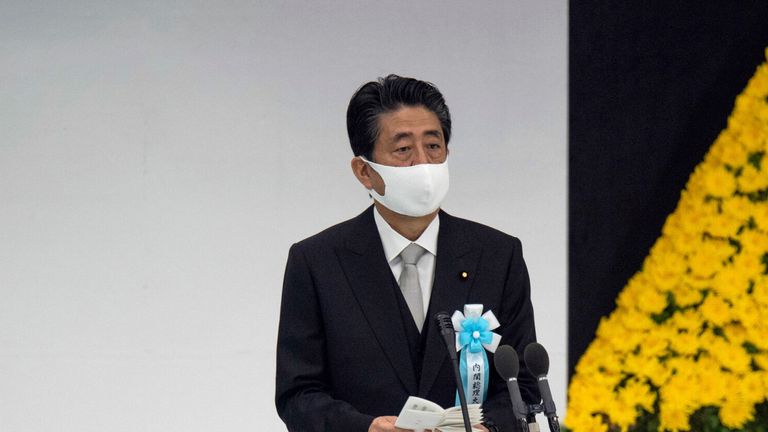 Le Premier ministre japonais Shinzo Abe prononce un discours lors d'un service commémoratif à Tokyo