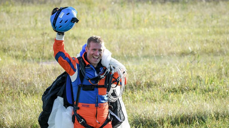 Le fondateur du projet d'avion SolarStratos, Raphaël Domjan, atterrit après avoir effectué le tout premier saut en parachute depuis un avion à énergie solaire