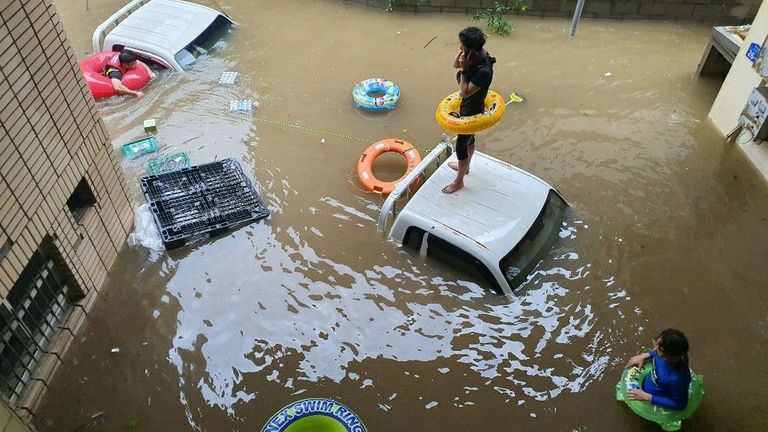   un résident en attente d'être sauvé d'un marché inondé par de fortes pluies dans le comté sud-est de Hadong, Corée du Sud, 08 août 2020.
