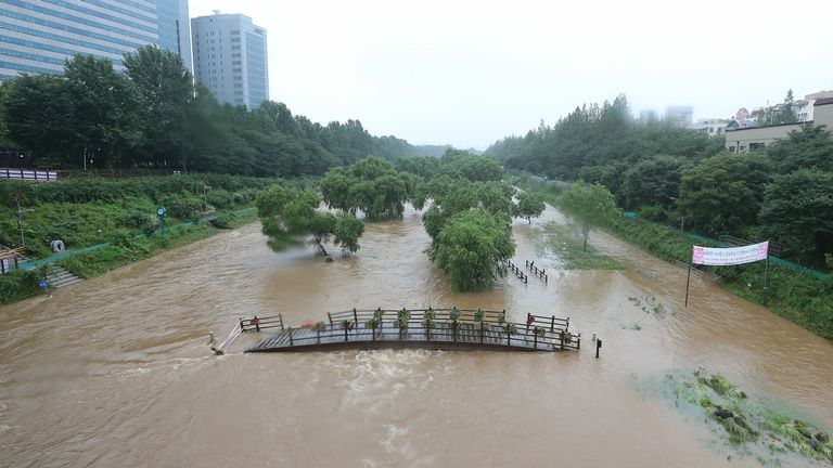 Un sentier le long du ruisseau Yangjae est inondé en raison de fortes pluies à Séoul, en Corée du Sud, le 9 août 2020.

