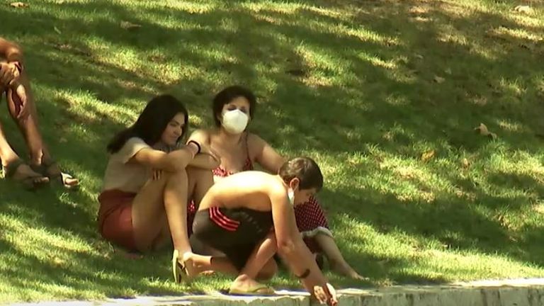 Les familles se sont rafraîchies par l'eau alors que Madrid a connu un temps chaud la semaine dernière