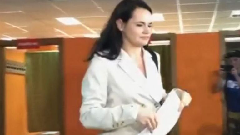 Sviatlana Tsikhanouskaya vote aux élections en Biélorussie