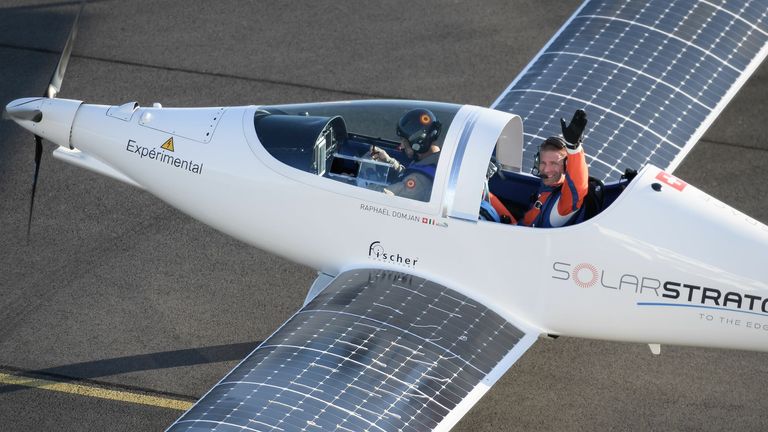 L'avion, alimenté par 22 mètres carrés (237 pieds carrés) de panneaux solaires, décolle