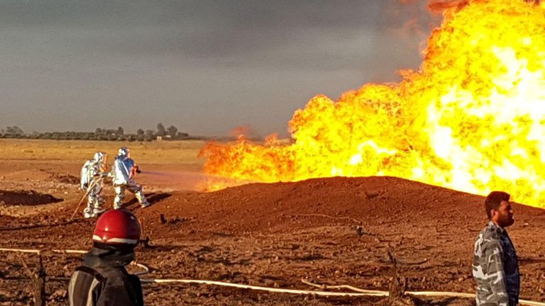 Les pompiers pulvérisent de l'eau sur l'incendie qui a résulté d'une explosion sur le gazoduc arabe entre les villes d'Ad Dumayr et Adra, au nord-ouest de la capitale de Damas, en Syrie, dans ce document publié par SANA le 24 août 2020.