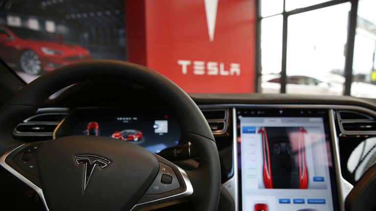 L'intérieur d'un véhicule Tesla.  Image de fichier