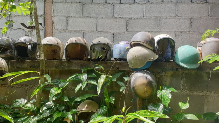 Casques dans le jardin de Sompong Chanraksa