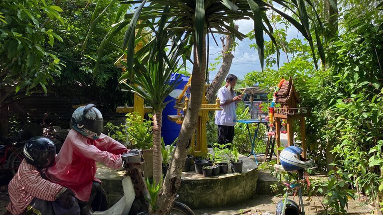 Casques dans le jardin de Sompong Chanraksa