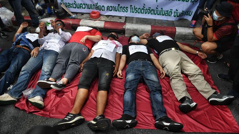 Des manifestants anti-gouvernementaux participent à une reconstitution de la mort de 2010 