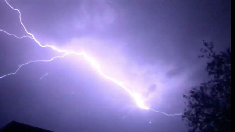 Un orage déclenche des incendies de forêt en Californie
