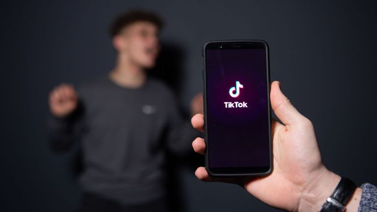 Un collaborateur de l'AFP pose pour une photo à l'aide de l'application smartphone TikTok le 14 décembre 2018 à Paris.  - TikTok, est une application chinoise de partage de vidéos de forme courte, qui s'est avérée extrêmement populaire cette année.  (Photo par - / AFP) (Crédit photo doit se lire - / AFP via Getty Images)
