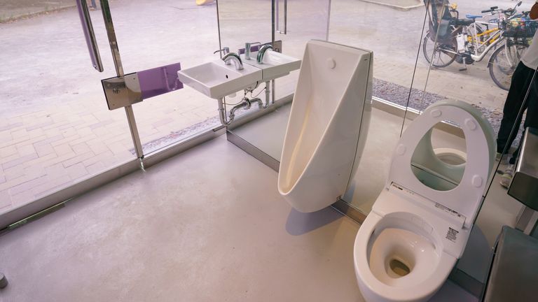 Pic: Masatoshi Okauchi / Shutterstock Toilettes publiques claires conçues par l'architecte Shigeru Ban, Tokyo, Japon - 07 août 2020 Toilettes publiques claires conçues par l'architecte Shigeru Ban, projet `` The Tokyo Toilet '' 7 août 2020