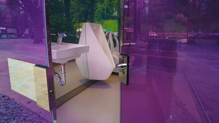 Pic: Masatoshi Okauchi / Shutterstock Toilettes publiques claires conçues par l'architecte Shigeru Ban, Tokyo, Japon - 07 août 2020 Toilettes publiques claires conçues par l'architecte Shigeru Ban, projet `` The Tokyo Toilet '' 7 août 2020
