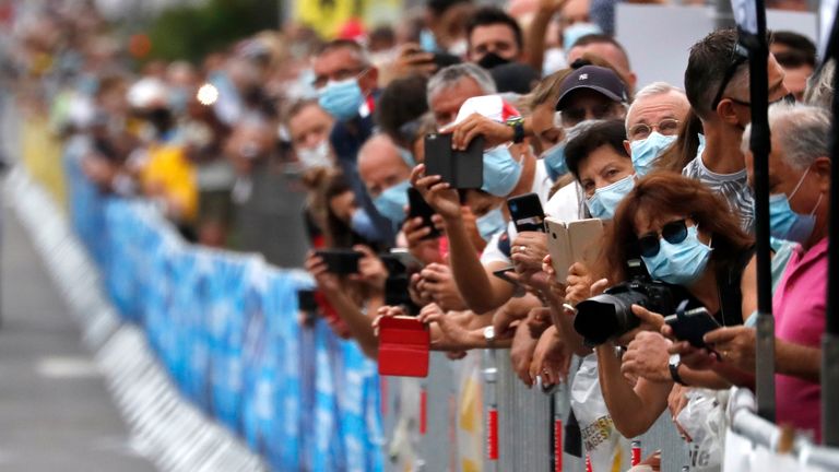 Cyclisme - La Course by Tour de France - Nice, France - 29 août 2020. Les fans portant des masques de protection prennent des photos au départ.  REUTERS / Stéphane Mahe
