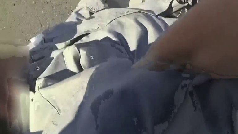 L'homme est tiré d'un fauteuil roulant sur la voie ferrée une seconde avant qu'un train rugisse par