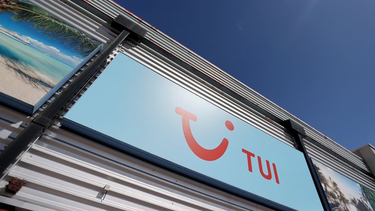 Le logo TUI est visible au centre de voyage TUI suite à l'épidémie de coronavirus (COVID-19), à Hanley, Stoke-on-Trent, Grande-Bretagne, le 28 juillet 2020. REUTERS / Carl Recine