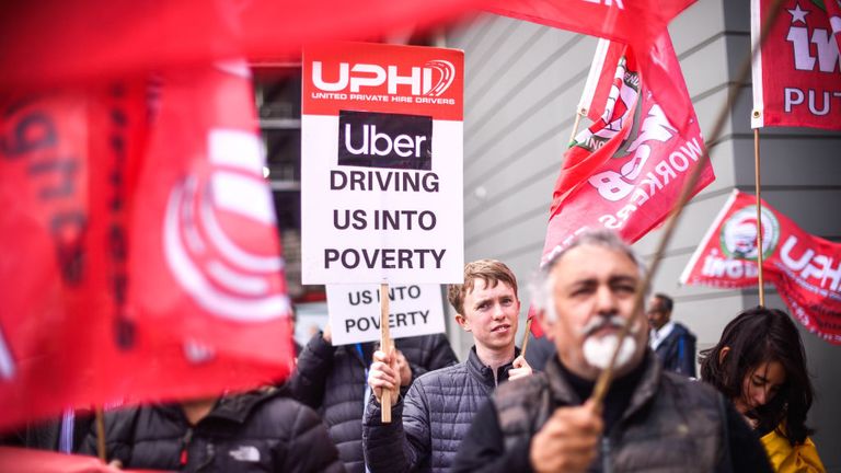 Londres, ANGLETERRE - 08 MAI: les chauffeurs d'Uber manifestent devant les bureaux d'Uber le 8 mai 2019 à Londres, en Angleterre.  Les manifestations précèdent l'offre publique initiale prévue d'Uber à la Bourse de New York, ce qui pourrait porter la valorisation de la firme de covoiturage à 91,5 milliards de dollars.  (Photo par Peter Summers / Getty Images)
