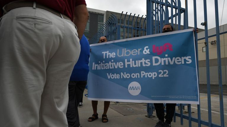Les chauffeurs de covoiturage manifestent contre les sociétés de covoiturage Uber et Lyft lors d'une manifestation en caravane le 6 août 2020 à Los Angeles.  - Les chauffeurs, organisés par les syndicats Mobile Workers Alliance et Rideshare Drivers United, disent qu'Uber et Lyft poussent un 