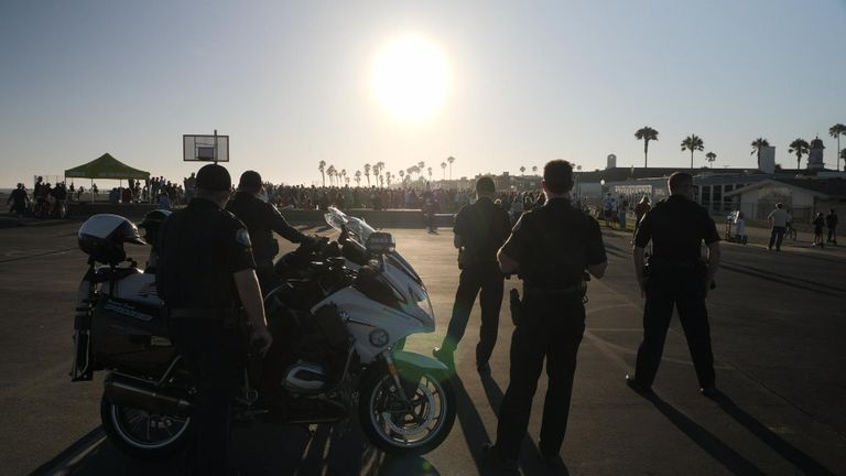 Un groupe américain appelé Saturate OC organise des réveils religieux et des baptêmes sur les plages le long de la côte du comté d'Orange, dans le sud de la Californie.
