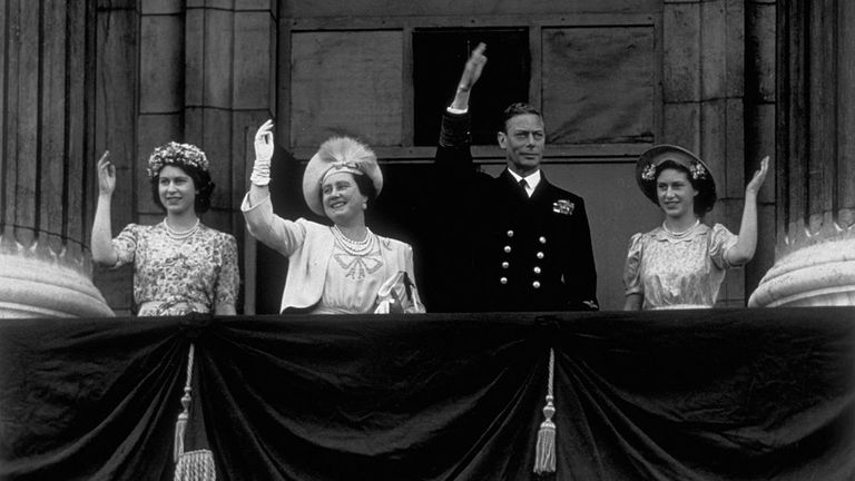La princesse Elizabeth, la reine Elizabeth, le roi George VI et la princesse Margaret ont fait signe depuis le balcon du palais de Buckingham alors que les foules se rassemblaient pour célébrer