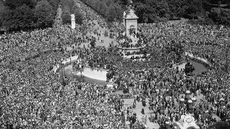Les foules se sont rassemblées à Londres pour voir le roi George lors de l'ouverture du Parlement le 15 août 1945