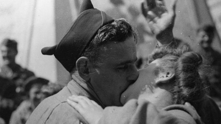 Un soldat américain et une fille britannique à Londres ont célébré la fin de la guerre avec un baiser dans Piccadilly Circus