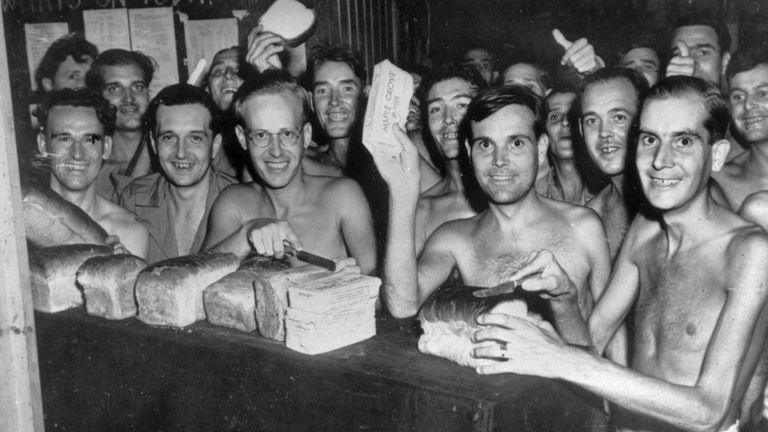 Les prisonniers de guerre alliés ont reçu des fournitures en attendant leur rapatriement depuis des camps de prisons de guerre comme celui-ci à Taiwan