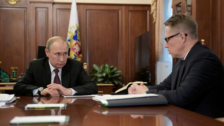 Le président russe Vladimir Poutine écoute le ministre de la Santé Mikhail Murashko lors d'une réunion sur la prévention de la propagation du coronavirus