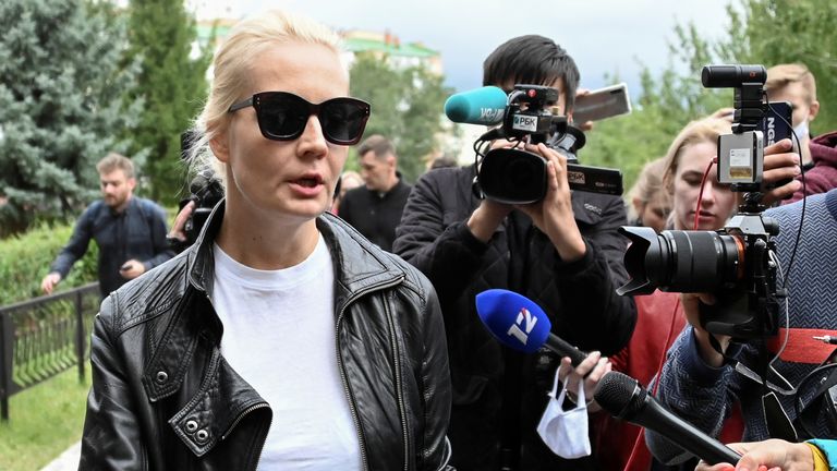 Yulia Navalnaya, épouse du chef de l'opposition russe Alexei Navalny, s'entretient avec les médias devant un hôpital, où Alexei reçoit des soins médicaux à Omsk, en Russie, le 21 août 2020. Alexei Navalny a commencé à se sentir malade, en route de Tomsk à Moscou, dans un avion qui a fait un atterrissage d'urgence à Omsk en raison de son état grave.  REUTERS / Alexey Malgavko