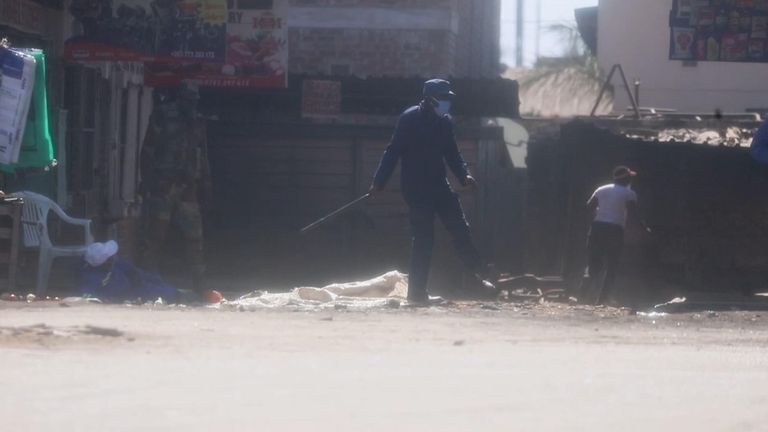 Les habitants de Harare ont fui dans la peur lorsque la police et les soldats les ont frappés avec des matraques
