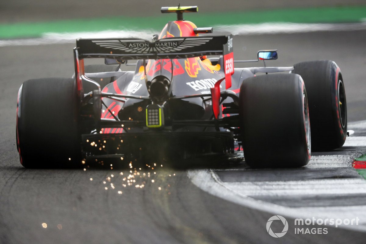 Des étincelles volent d'Alex Albon, Red Bull Racing RB16