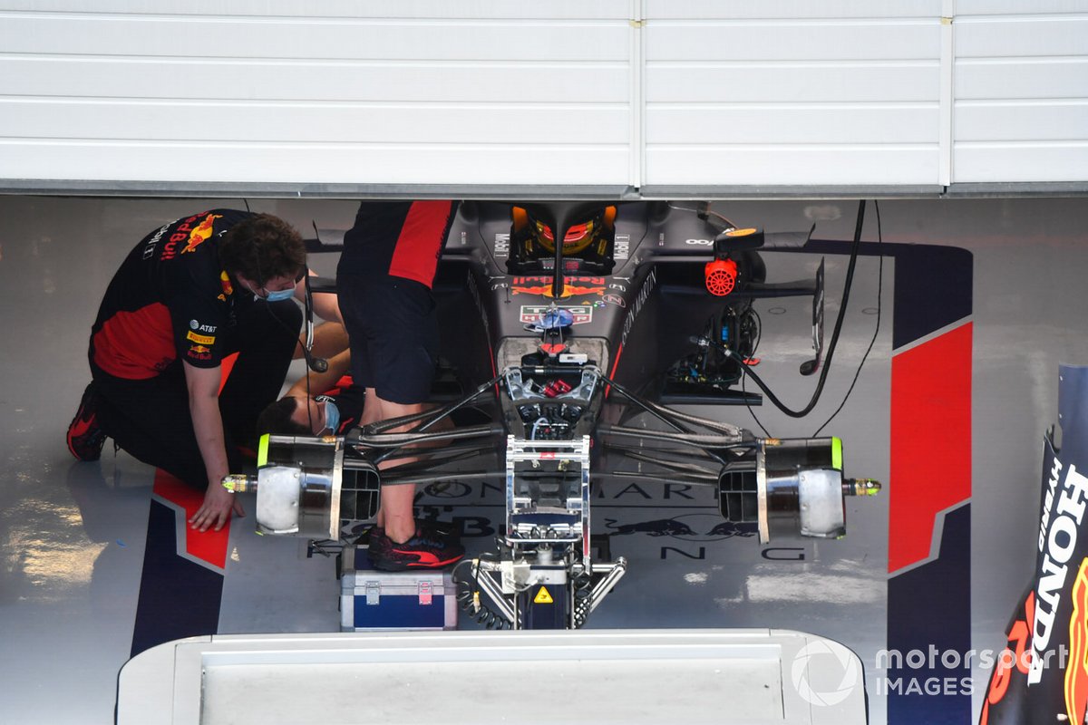 L'Alexander Albon Red Bull Racing RB16 est travaillé dans le garage de l'équipe