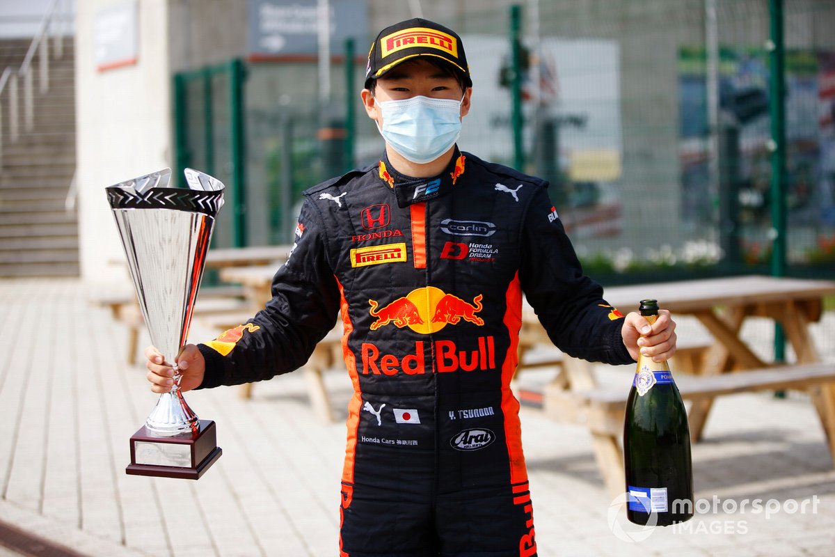Yuki Tsunoda, Carlin pose avec son trophée et son champagne